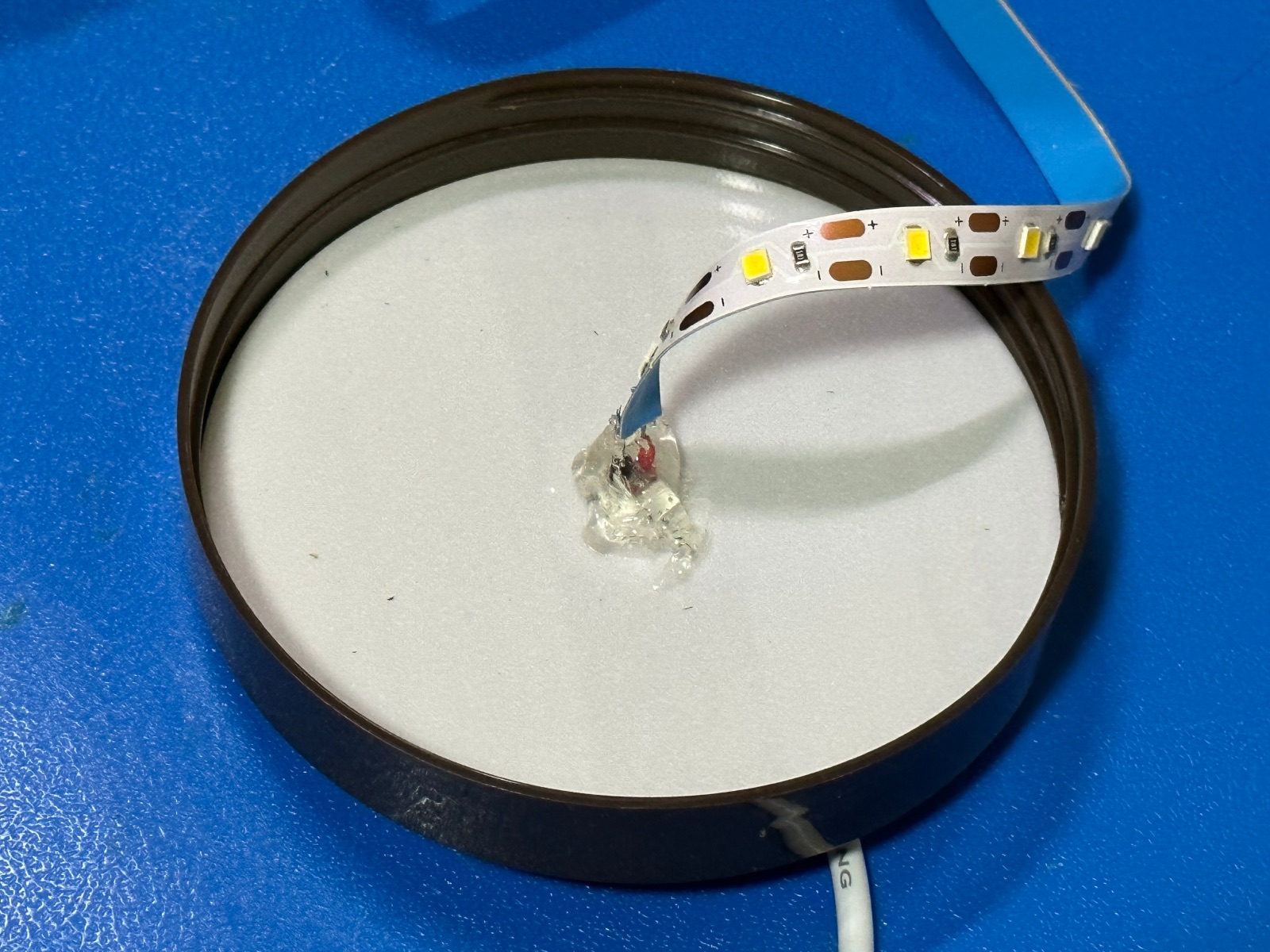 5V Warm white LED light strip soldered onto 2 cable wire and attached to the Carrot Carotene Calming Water Pad container lid