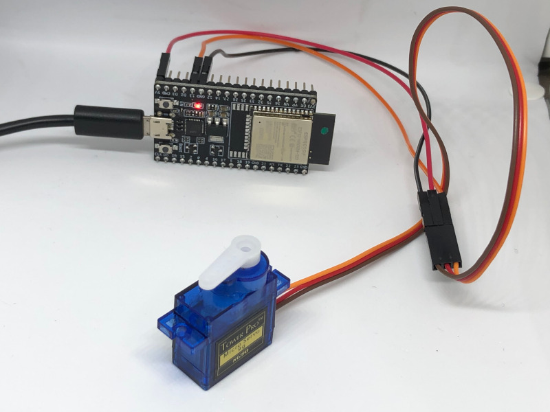 ESP32 devkit-c v4 connected to sg90 servo motor