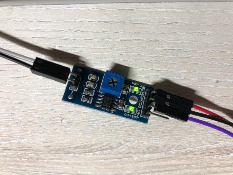 M393 Comparator Module with 2 pins at the top connected, VCC GND and DO pin connected and DO-LED lighted up