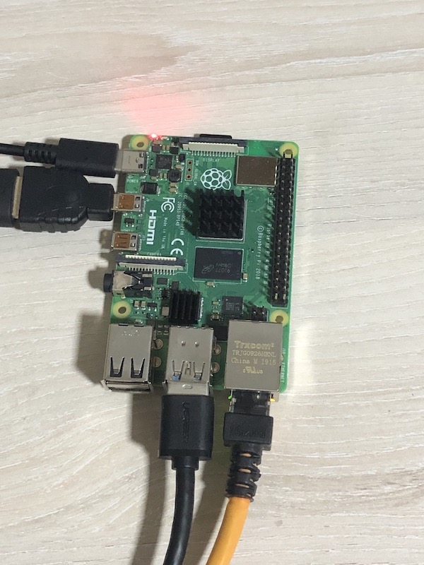 Raspberry Pi 4 Model B with only 2 heat sinks during CPU stress test