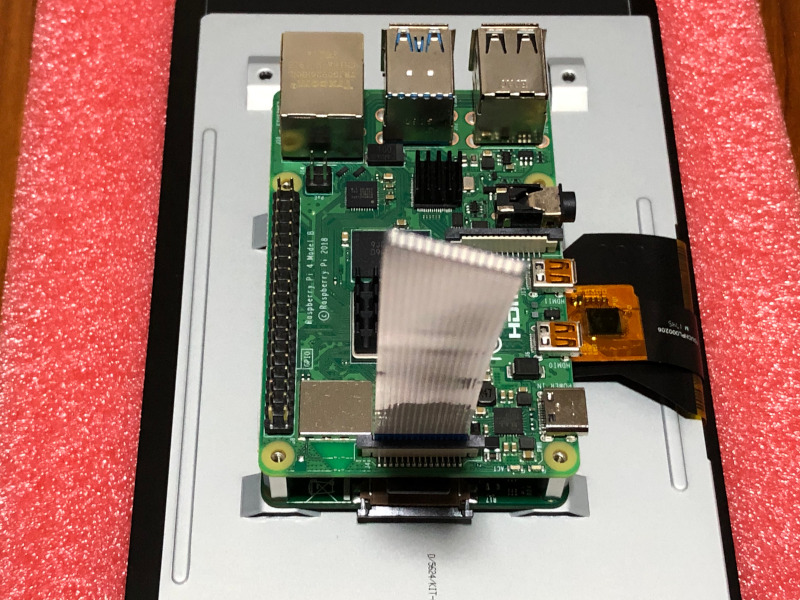 Raspberry Pi 4B on Raspberry Pi Official 7 inch Touch Screen without screws