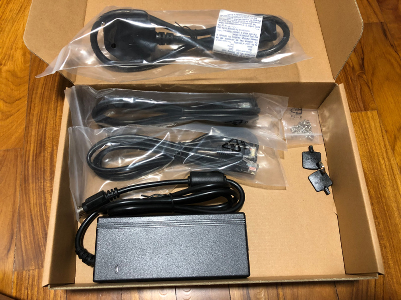 Synology DS418 cables, screws and keys