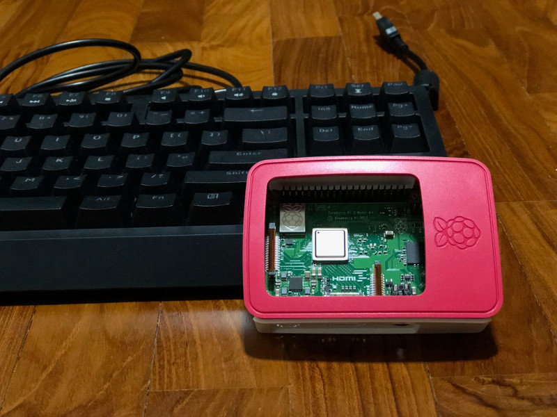 Raspberry Pi 3B+ with official case and keyboard